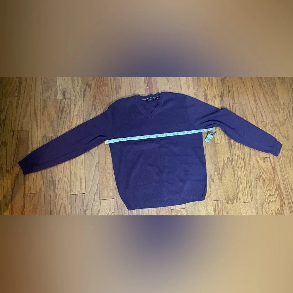 Van Heusen- Men's Purple V-Neck Sweater‎ Size M